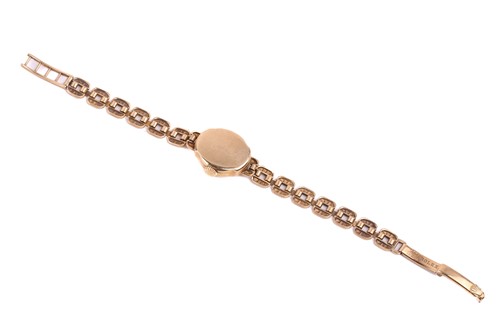 Lot 465 - A Rolex lady's dress watch in 9ct gold,...