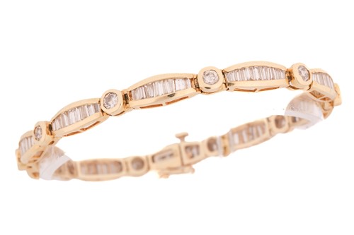 Lot 139 - A diamond bracelet, set with round brilliant...