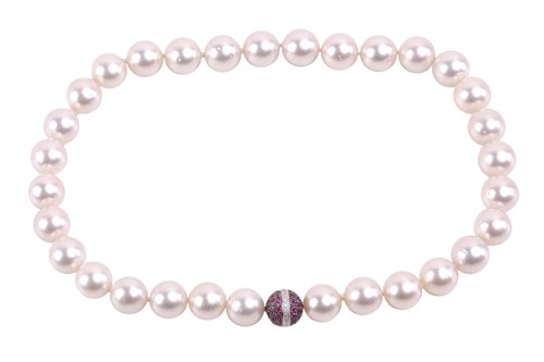 Lot 42 - A South Sea pearl necklace with a spherical...