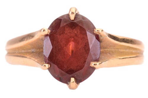 Lot 165 - A garnet single stone ring, the almandine...