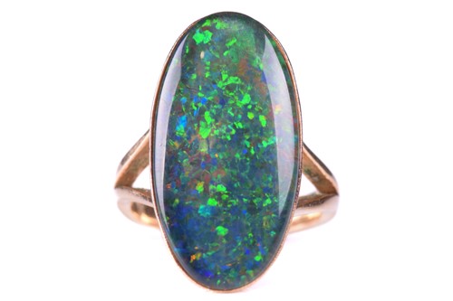 Lot 118 - An opal ring, set with an oval opal doublet...