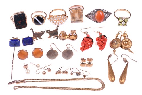 Lot 312 - A collection of jewellery including a cultured...