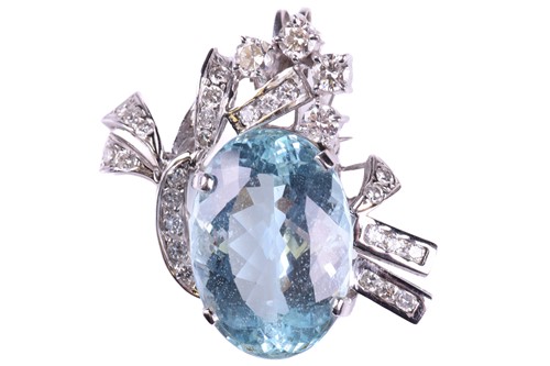 Lot 252 - An aquamarine and diamond brooch/pendant, the...