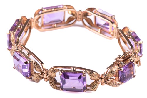 Lot 250 - A link bracelet set with seven graduated...