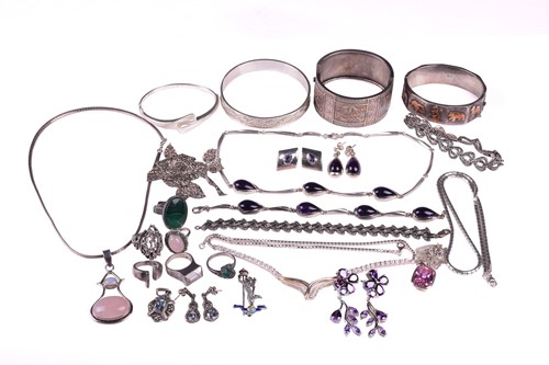 Lot 263 - A collection of mixed jewellery comprising a...