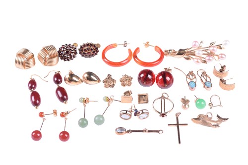 Lot 18 - A mixed collection of earrings together with a...