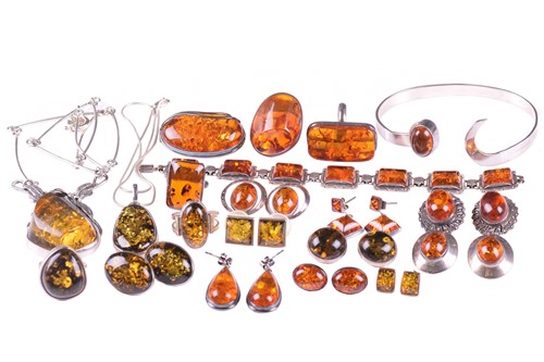 Lot 306 - A collection of amber jewellery comprising...