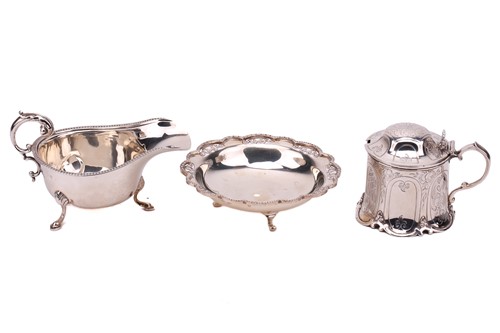 Lot 496 - A Victorian silver mustard pot, panelled...