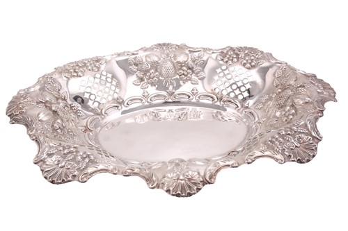 Lot 552 - An Edwardian fruit dish; oval, the sides...