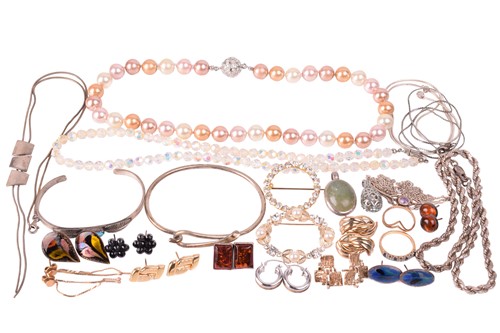 Lot 133 - A collection of jewellery, including a diamond...