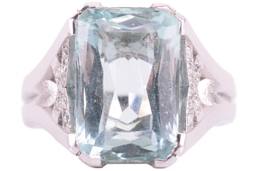 Lot 123 - A single stone aquamarine dress ring, the...