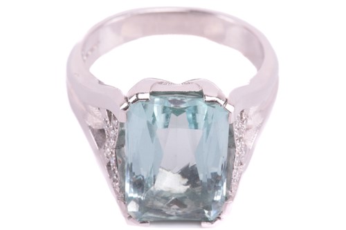 Lot 123 - A single stone aquamarine dress ring, the...