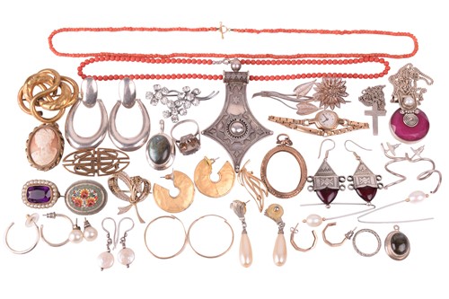 Lot 232 - A collection of jewellery, including pendants...