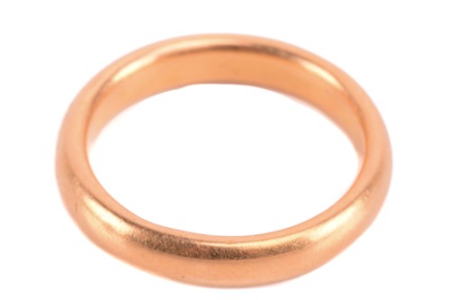 Lot 86 - A wedding band in 22ct yellow gold,...