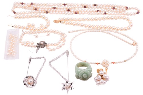 Lot 152 - A small collection of cultured pearl jewellery...