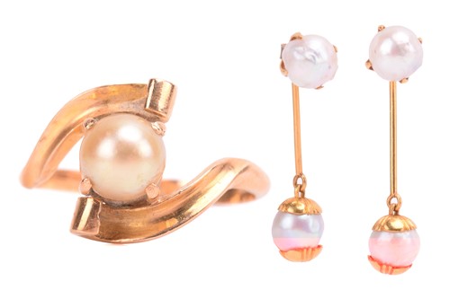 Lot 57 - A cultured pearl ring, the four claw set...