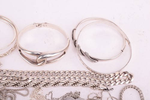 Lot 109 - A collection of assorted white metal jewellery...