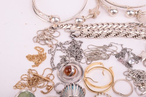 Lot 109 - A collection of assorted white metal jewellery...