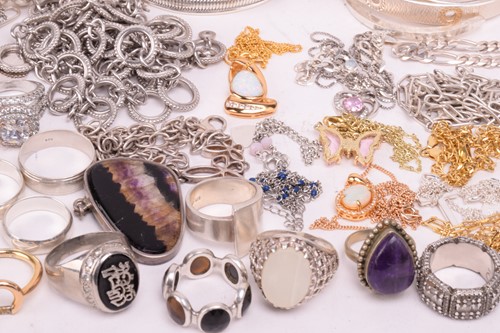 Lot 37 - A collection of white metal jewellery...