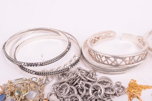 Lot 37 - A collection of white metal jewellery...