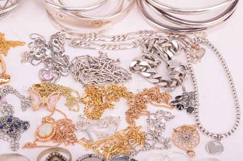 Lot 37 - A collection of white metal jewellery...
