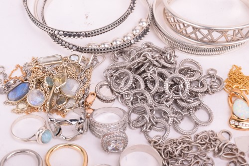 Lot 37 - A collection of white metal jewellery...