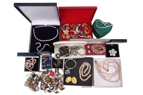 Lot 143 - A large collection of costume jewellery some...