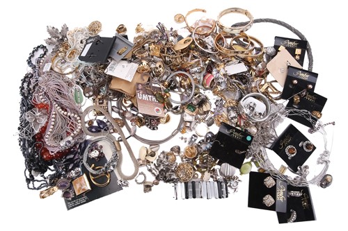 Lot 133 - A large quantity of costume jewellery...