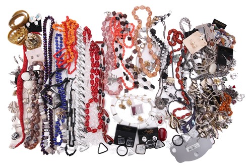Lot 30 - A large quantity of costume jewellery...