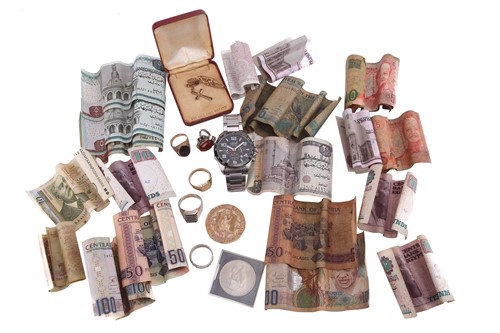 Lot 63 - A collection of jewellery, coins and bank...