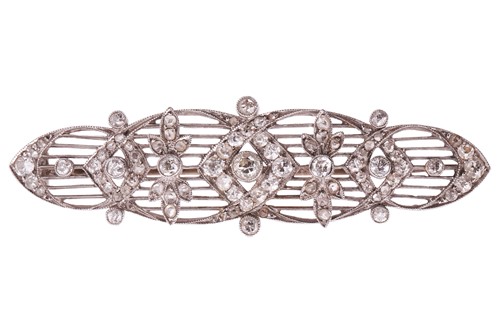 Lot 100 - An Edwardian diamond brooch in the garland...