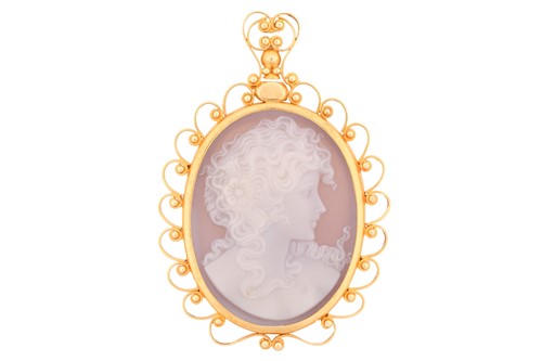 Lot 116 - A hardstone cameo pendant featuring a profile...