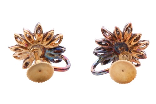 Lot 125 - A pair of diamond daisy head earrings, each...