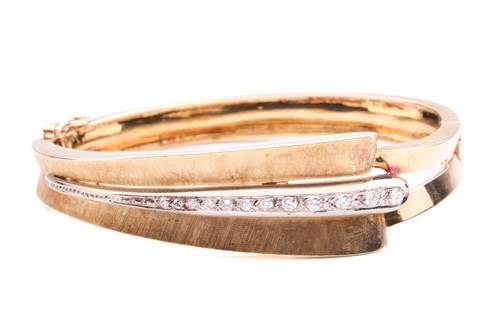 Lot 78 - A diamond-set hinged bracelet, of an...