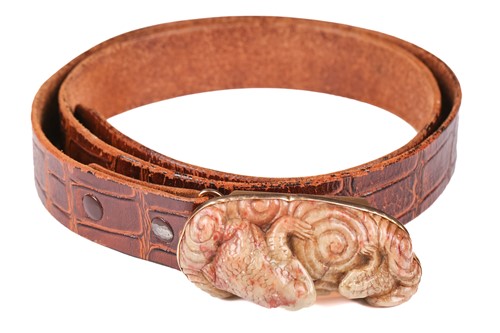 Lot 312 - A Chinese carved serpentine belt buckle, in...