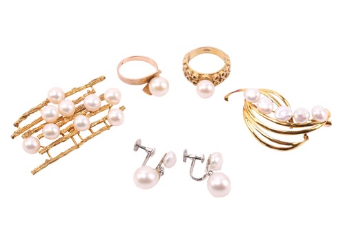 Lot 139 - A small collection of jewellery items set with...