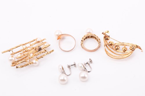 Lot 139 - A small collection of jewellery items set with...
