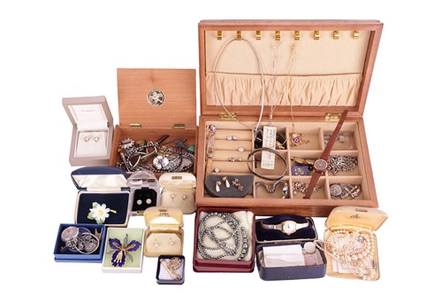 Lot 78 - A quantity of costume jewellery and fashion...