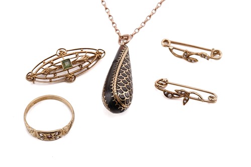 Lot 122 - A small collection of jewellery items; to...