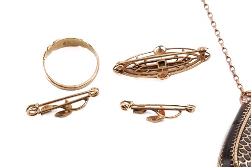 Lot 122 - A small collection of jewellery items; to...