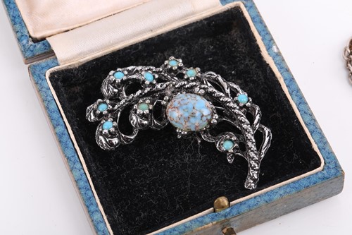 Lot 156 - A collection of jewellery including a...
