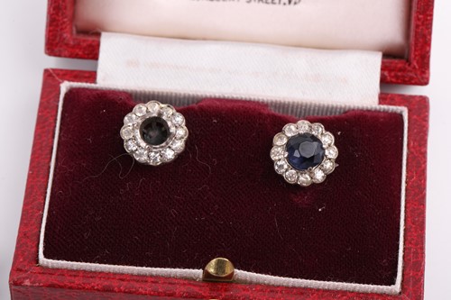 Lot 156 - A collection of jewellery including a...