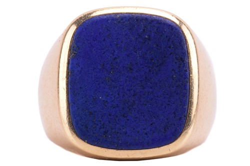 Lot 165 - A signet ring set with lapis lazuli, the...