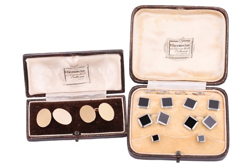 Lot 70 - A pair of 9ct yellow gold cufflinks and a...