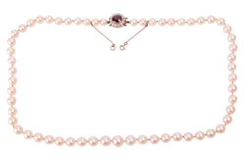 Lot 27 - A single row graduated cultured pearl necklace...