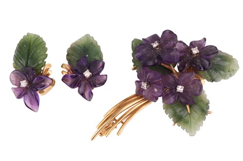 Lot 4 - A suite of carved nephrite and amethyst brooch...