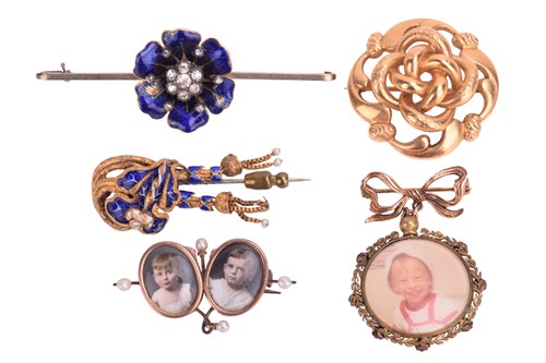 Lot 260 - A collection of brooches, including an enamel,...