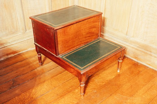 Lot 21 - A Georgian-style mahogany set of bedroom steps,...