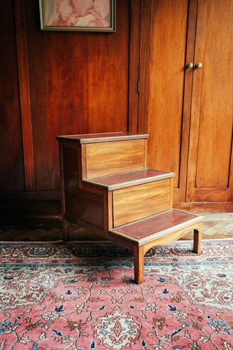 Lot 126 - A set of George III style mahogany bedroom...