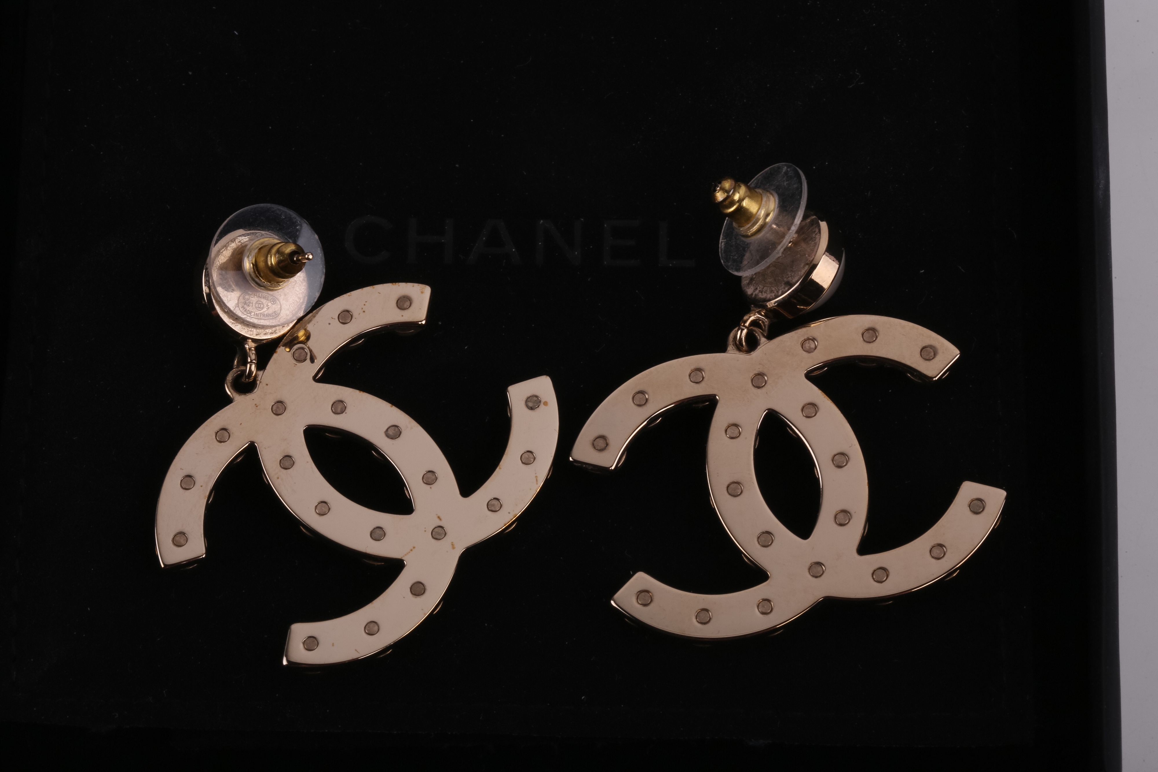 Lot 81 - Chanel - a pair of interlocking CC logo drop
